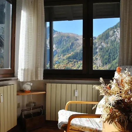 Luminoso Con Balcone Panoramico アパート クールマイユール